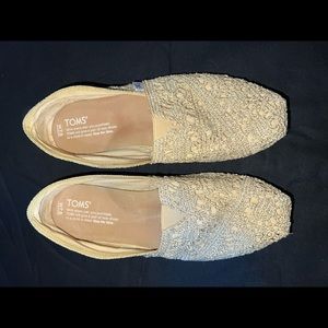 Size 7.5 women gold toms